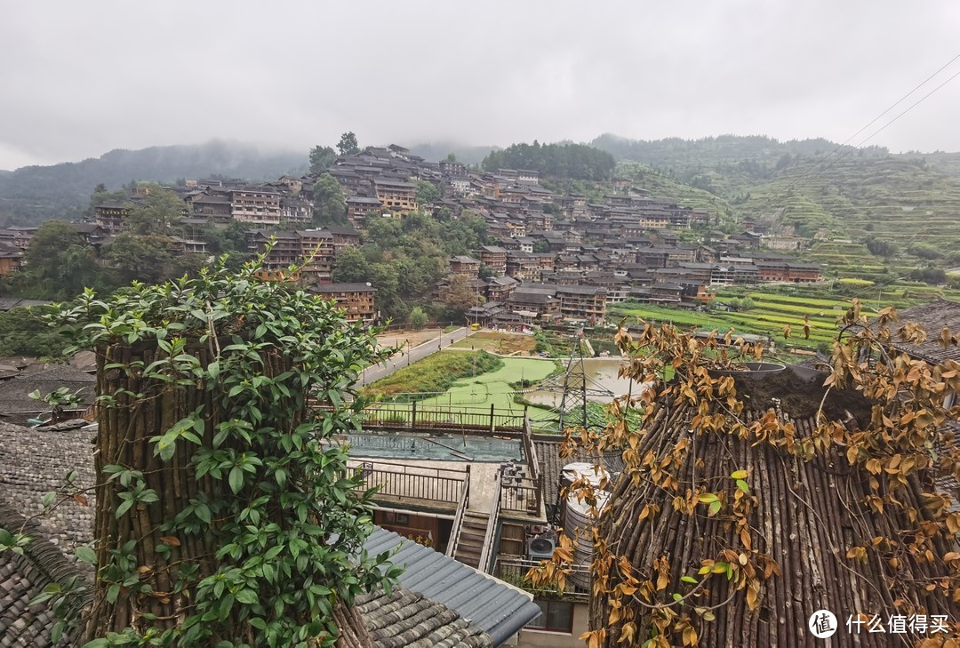 千户苗寨丨在山房咖啡看苗寨全景，远眺片片梯田~