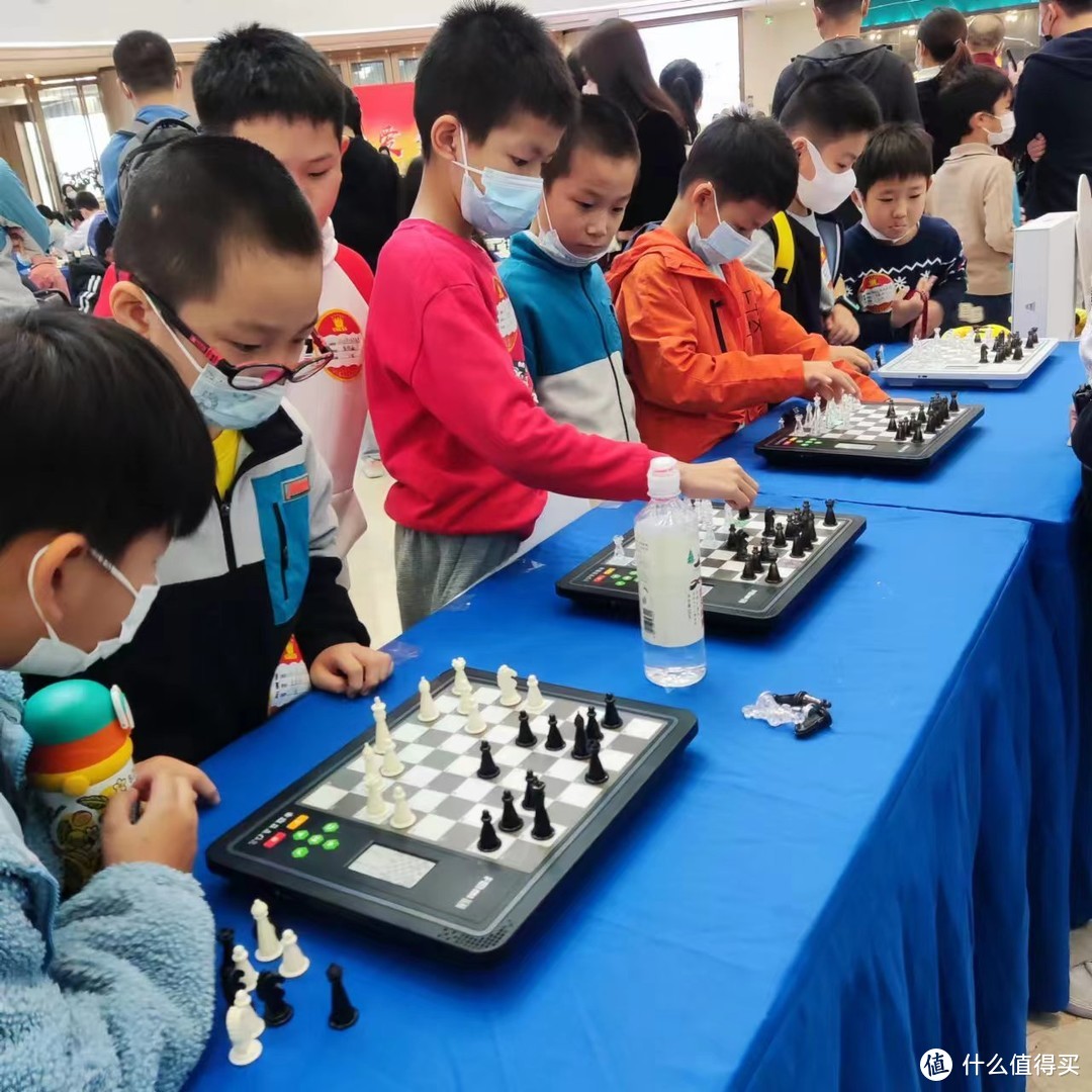 孩子的新春礼物以启智新颖为佳 “智能国际象棋盘”助益智力运动