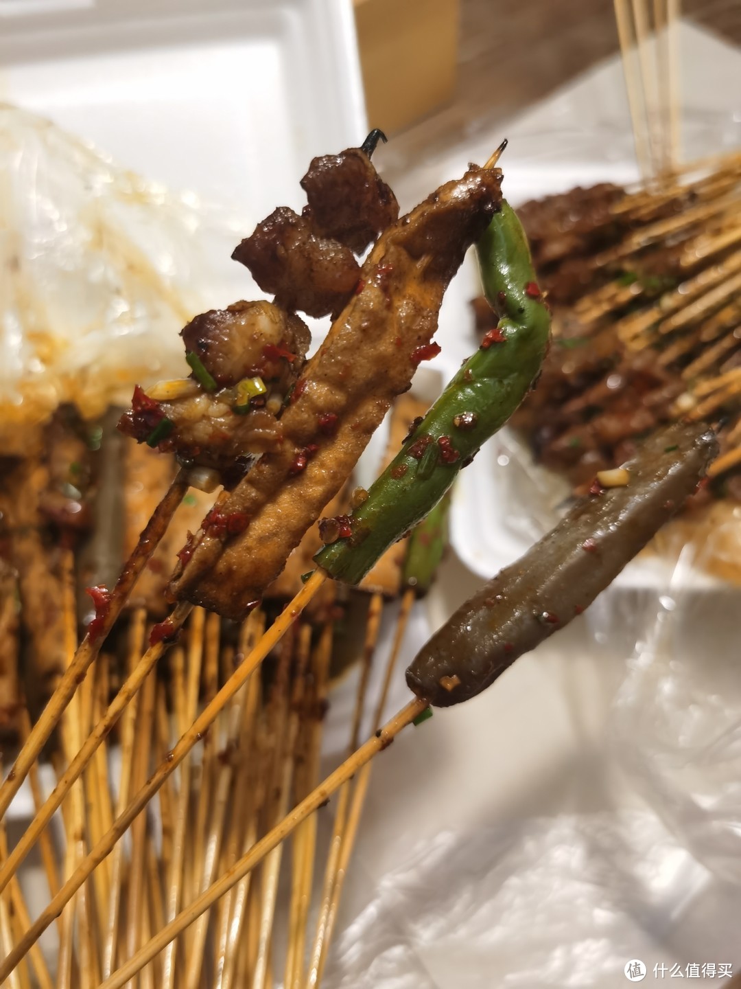 荔波丨美食街内人气最高的陆兵烧烤店，牛肉串香辣可口，软嫩入味~