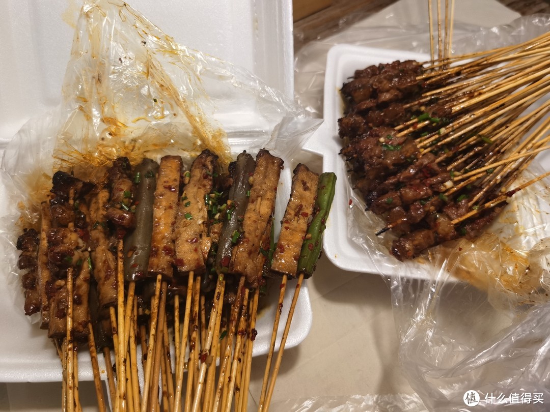 荔波丨美食街内人气最高的陆兵烧烤店，牛肉串香辣可口，软嫩入味~