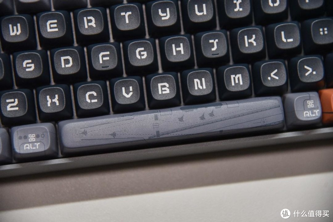 男生偏爱的机械键盘，洛斐小翘水泥灰+山东舰键帽，桌搭有质感