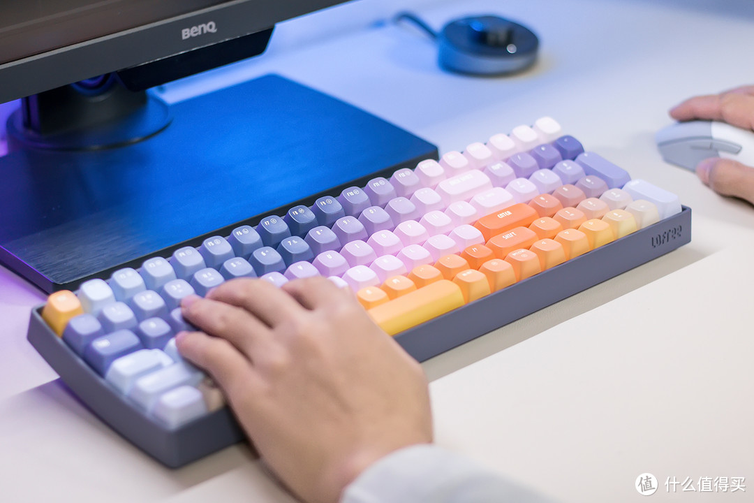 外观颜值再升级，尽显缤纷色彩，洛斐小翘星河主题机械键盘评测