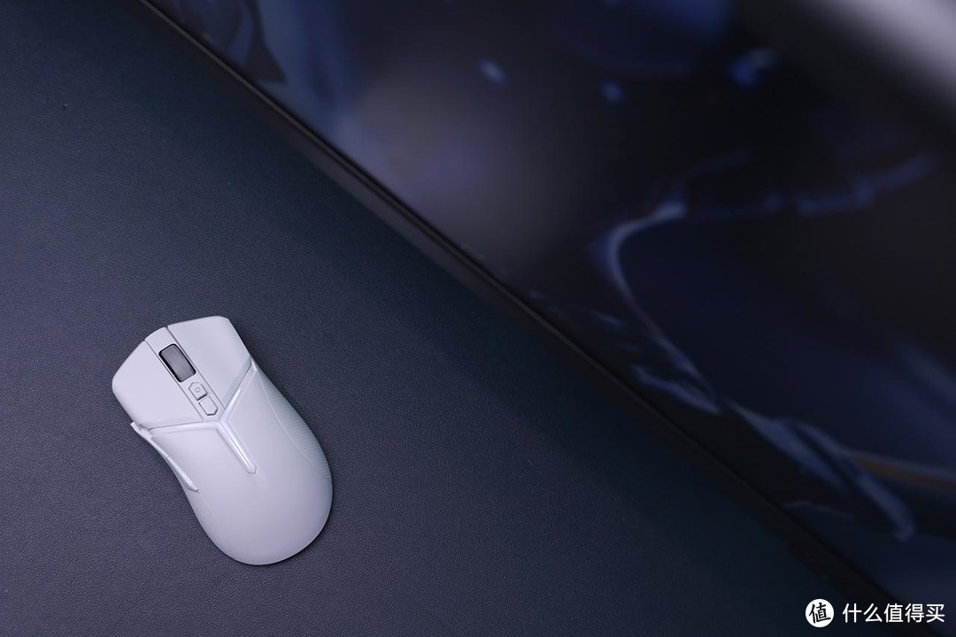 性能与手感的理想搭配——拯救者 M7无线游戏鼠标