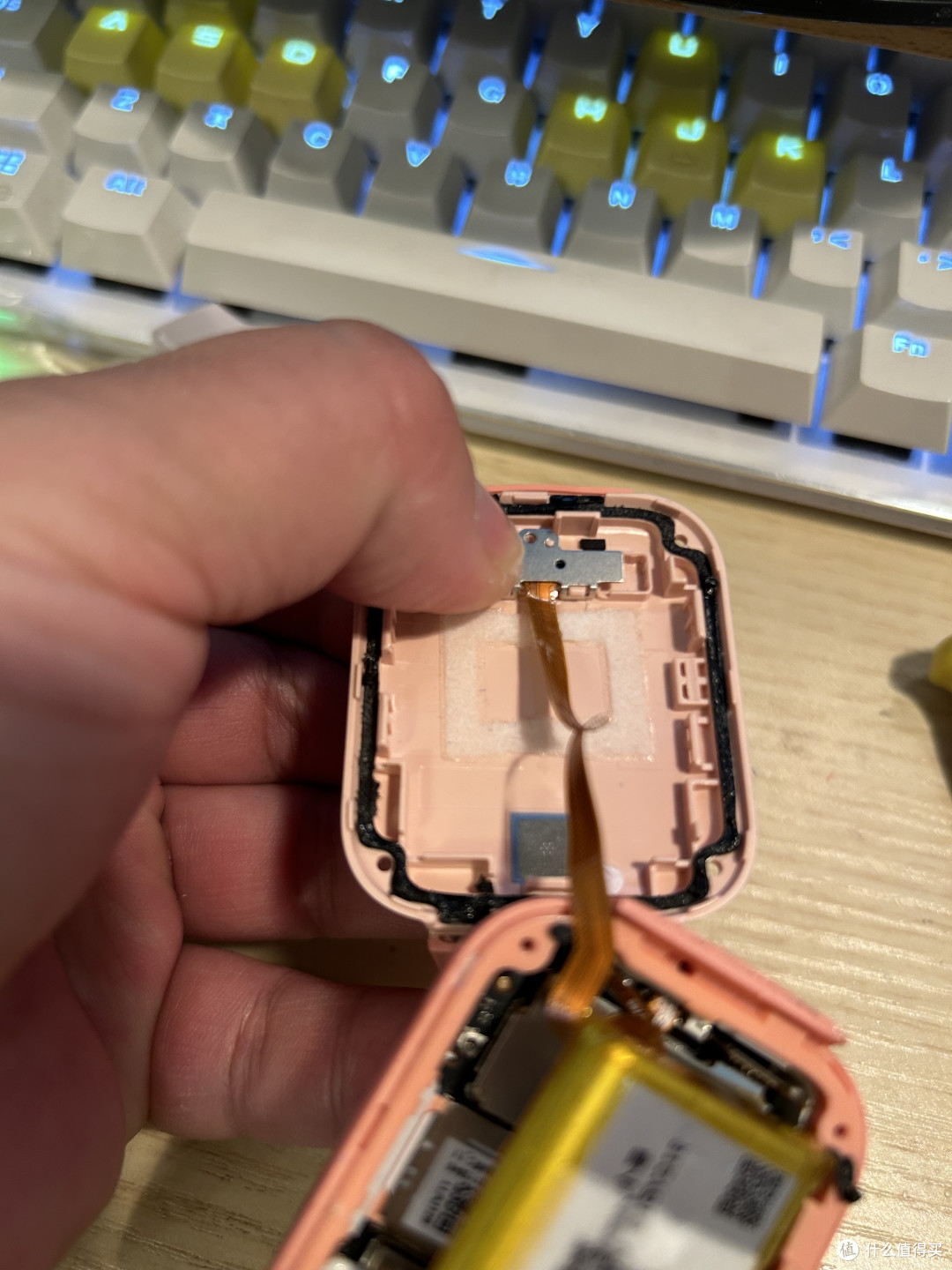 然后将电池安装在新底壳上，要确认触点全部对好了，再拧好螺丝