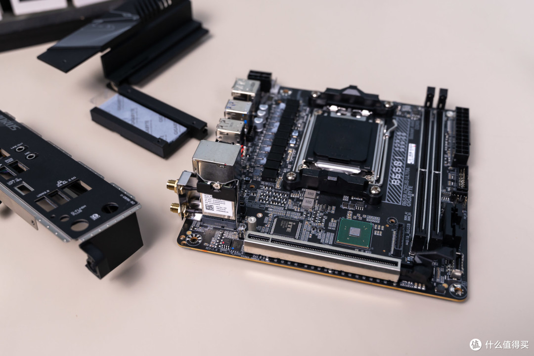 用料优秀接口丰富!技嘉b650i aorus ultra主板拆解