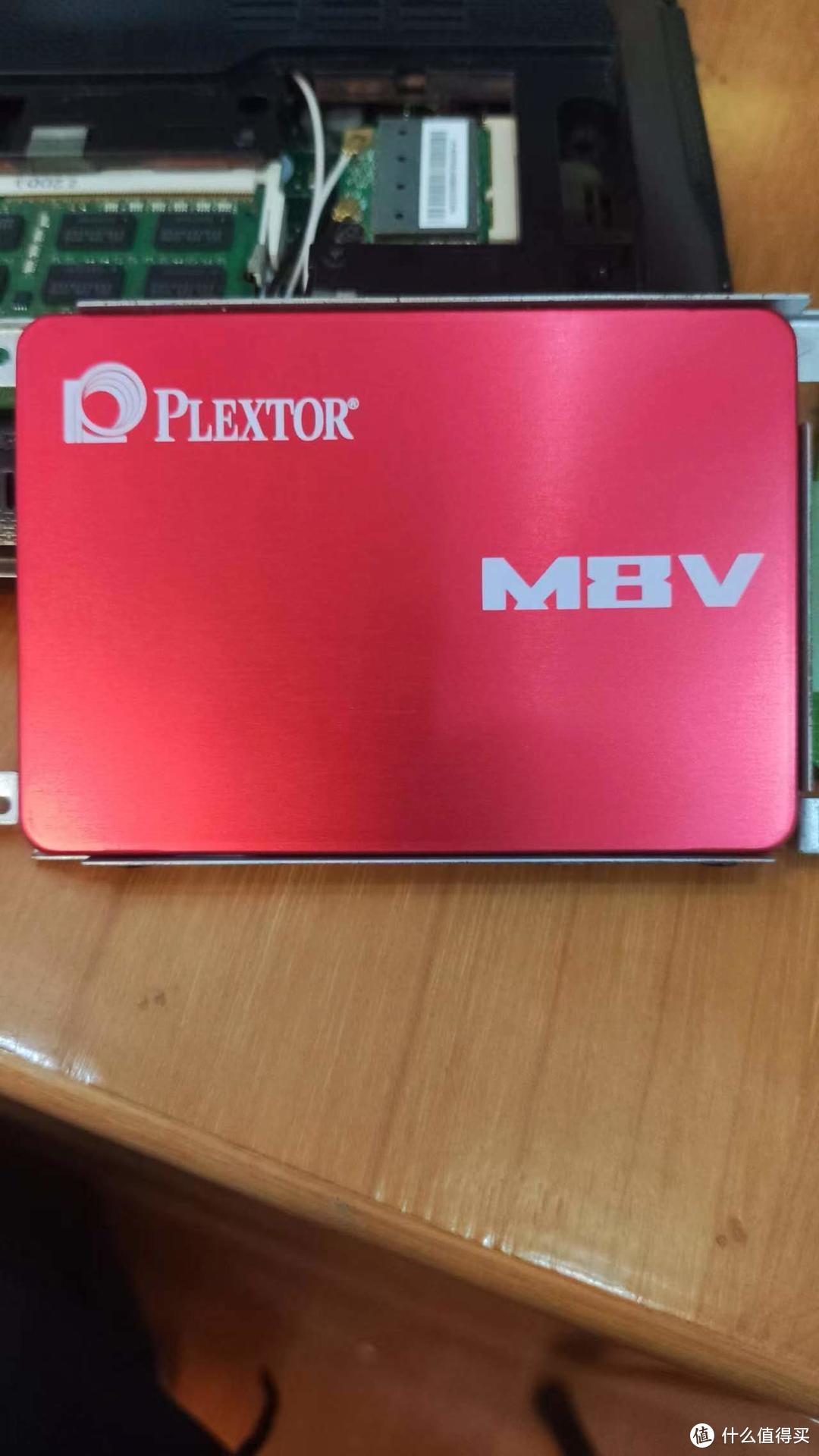 浦科特M8VC这款硬盘外观是大红色。
