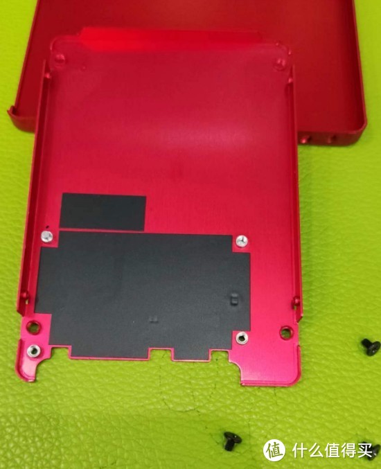 拆开主板后可以看到硬盘盒背面还贴有黑色的散热片