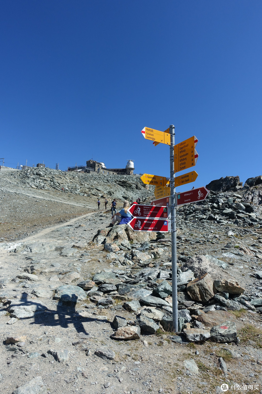 路上有指示牌，告诉目的地和距离，还有山地车行驶路线。