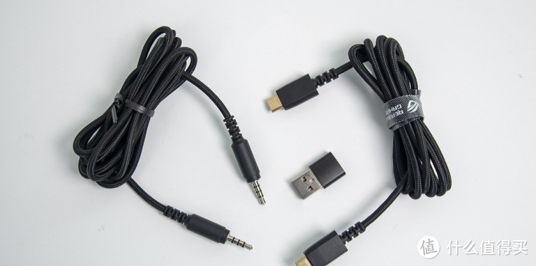 随附的连结线，除了USB-C与3.5mm音源线之外，亦有USB-A转接头。