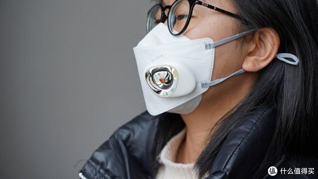 戴口罩也能呼吸新鲜空气 眼镜也不起雾了 畅醒电动新风口罩创意不错