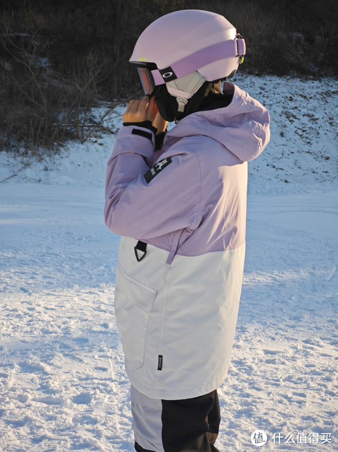 做冰雪世界的粉帽女孩，高颜值雪盔就选这一款