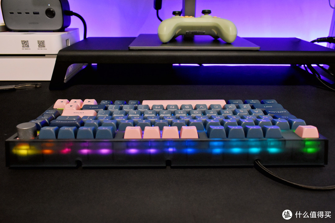 冰川光轴金属旋钮，RGB半透键盘身，游戏神器小呆虫GK75机械键盘评测
