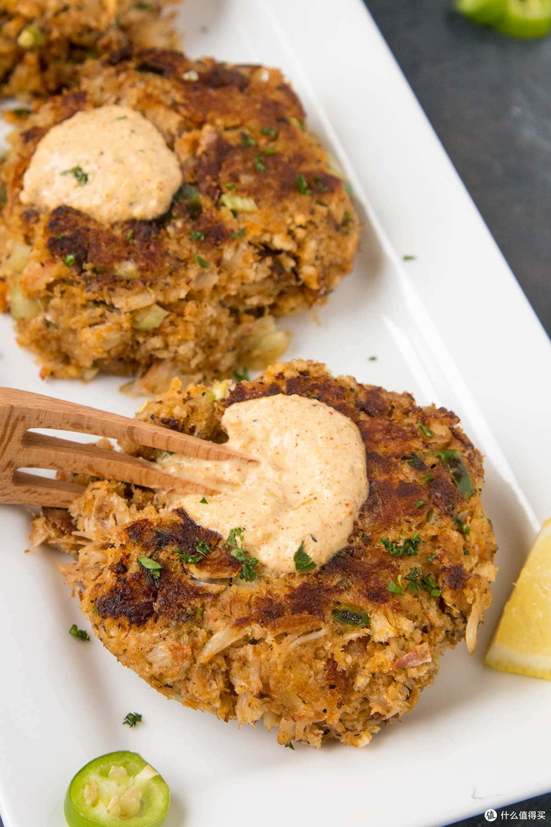 带有蟹肉味的奶油酱海鲜菜:crab cakes with creamy crab cake sauc
