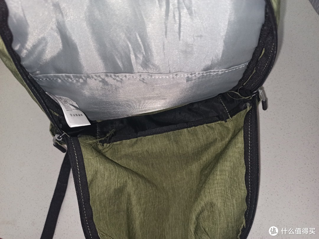 或是小巧轻盈，或是实用大容量，出门旅行很实用的2款背包分享。