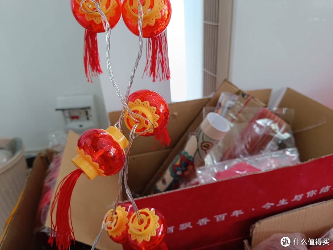 红火喜庆的年货采购起来，红灯笼，红双喜，还有各种各样的喜庆红火装饰。