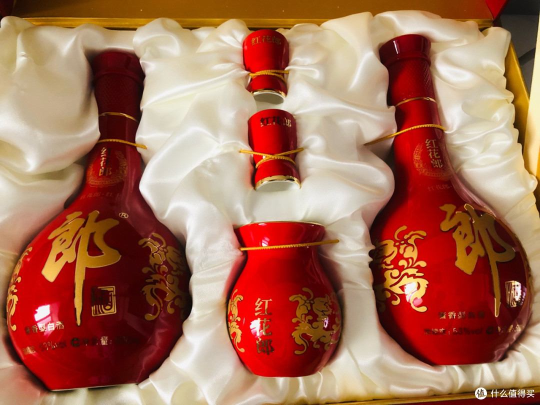 而且红花郎10最出名的有2点,一是它那喜庆的红色酒瓶,无论是送礼还是
