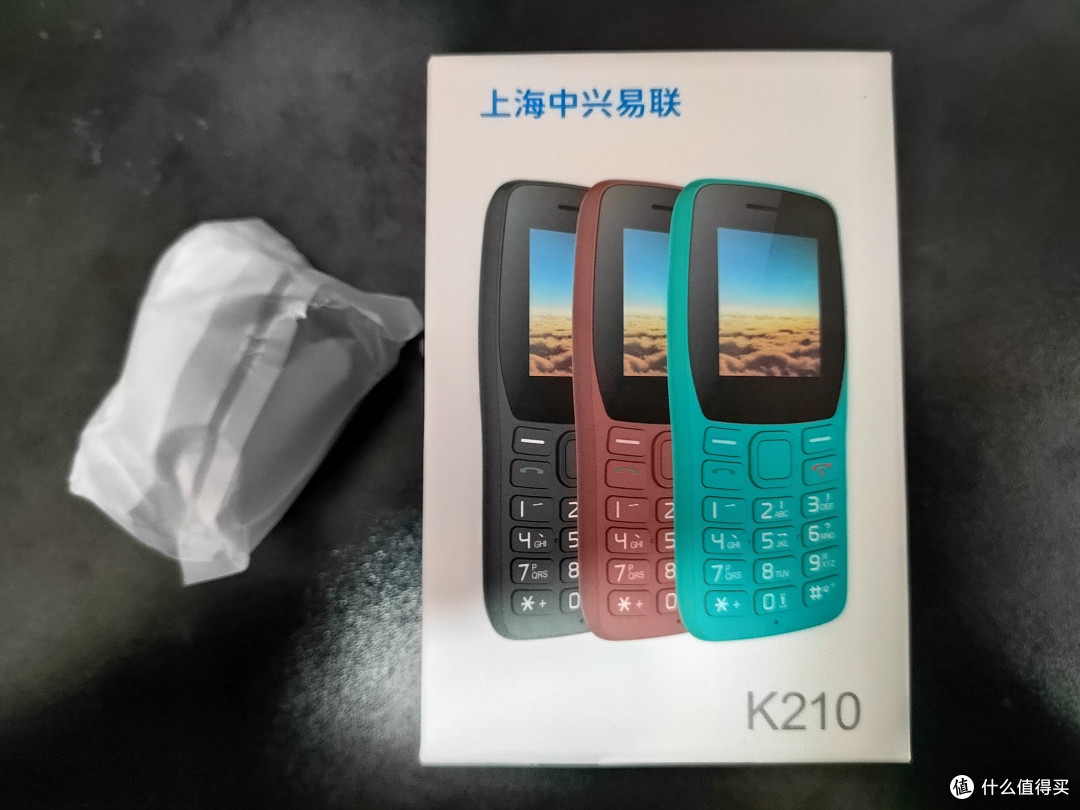 拆开快递是包装盒以及送的一个充电头。包装盒正面是产品图及型号。