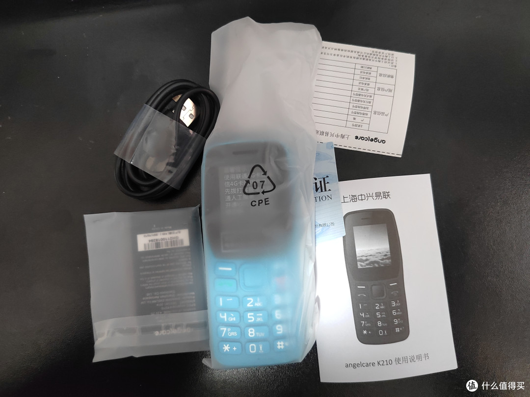 打开包装盒，里面是手机本体、电池、充电线、说明书之类。