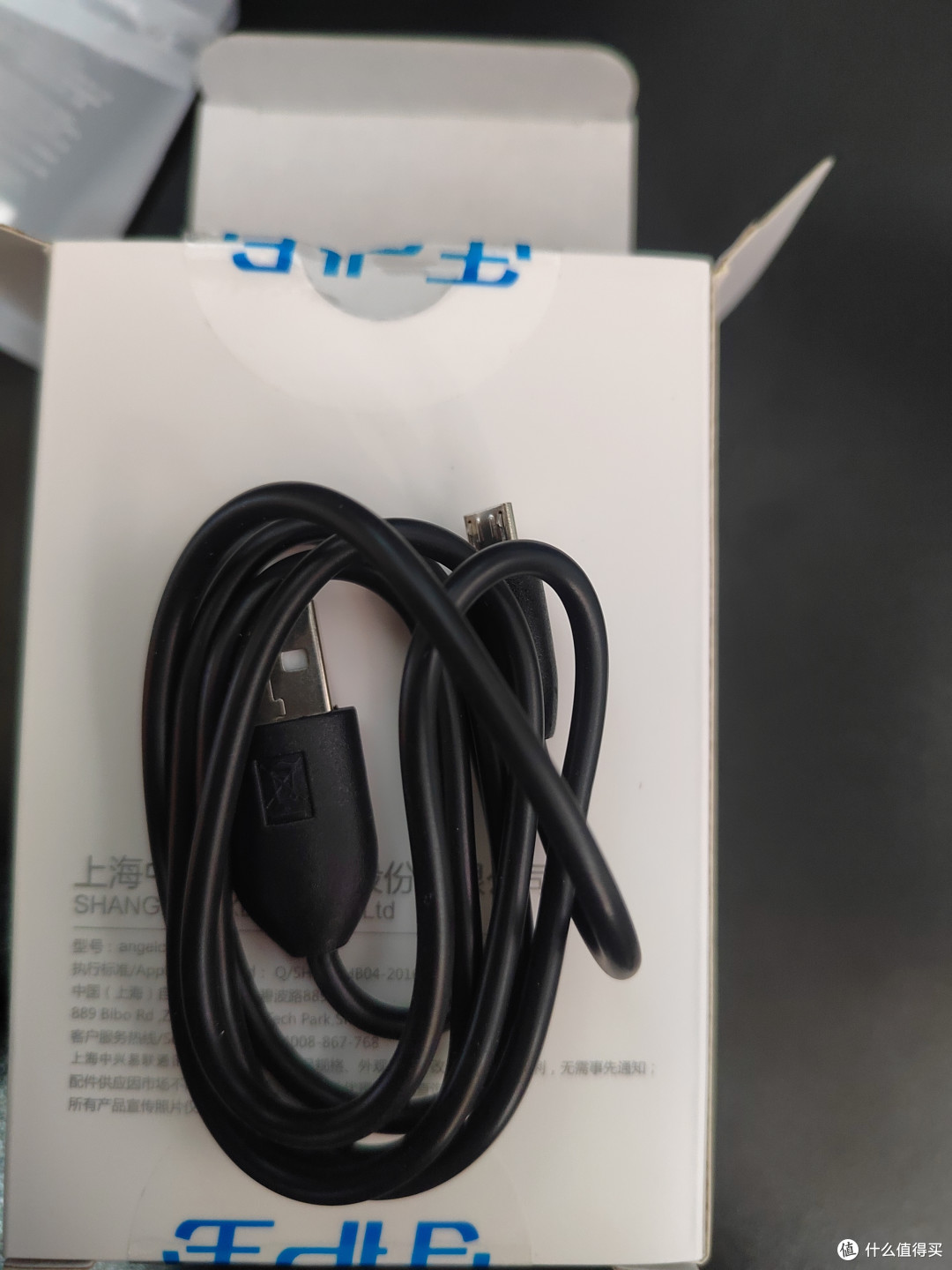 micro-usb的充电线。100块的手机给你上type-c也不现实。