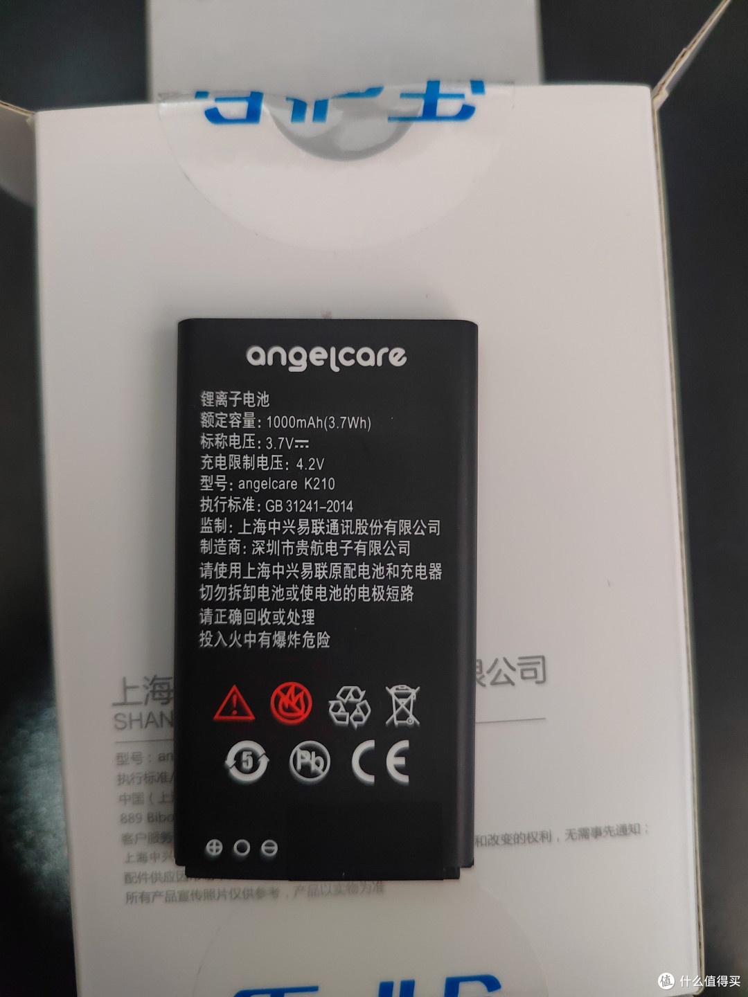 1000mah可拆卸电池，现在很少有手机电池可拆卸了。