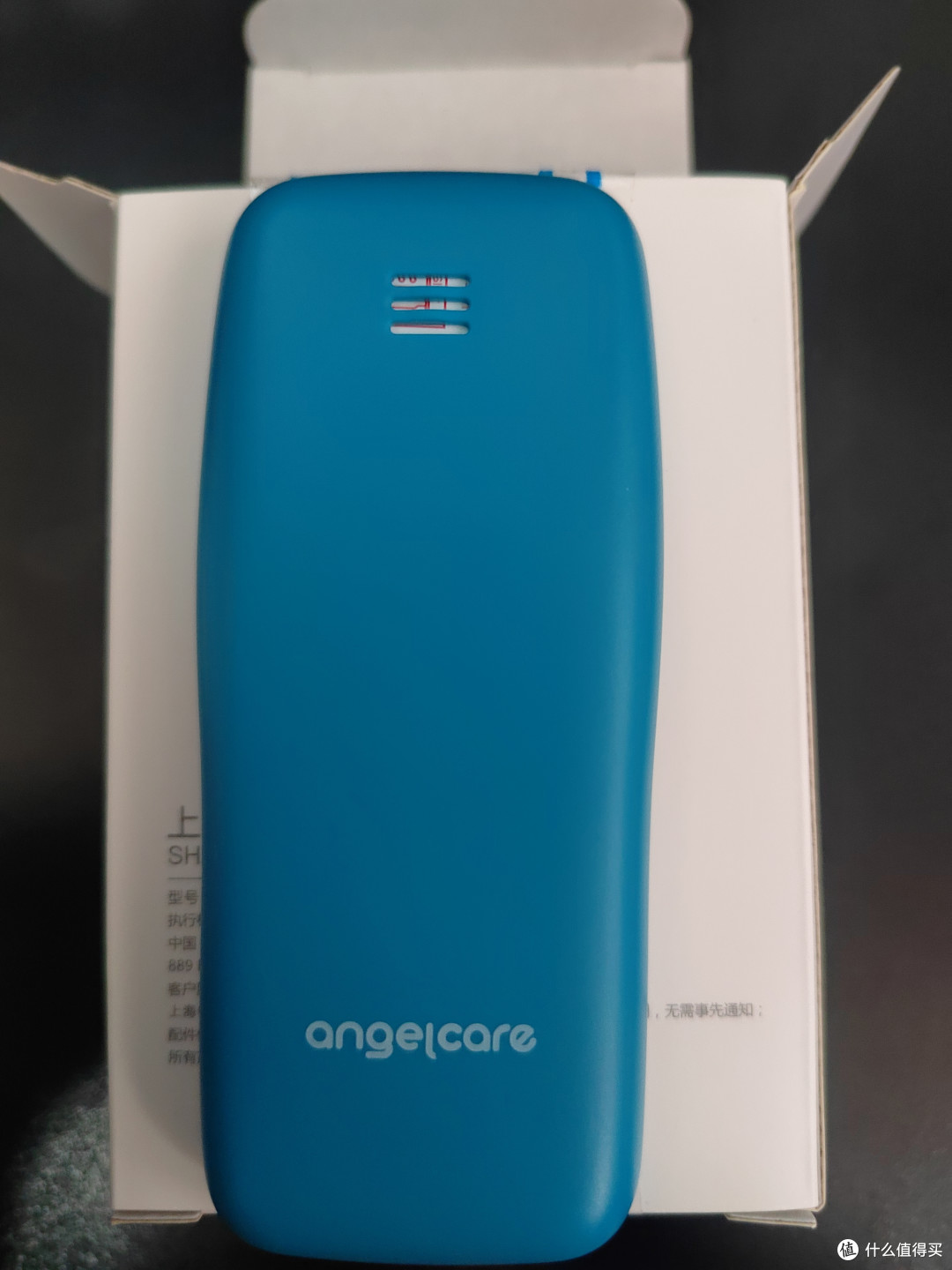 背面无摄像头，只有个扬声器。