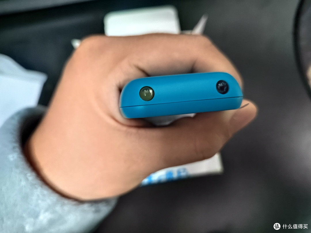 顶部带两个手电灯泡，贴心。