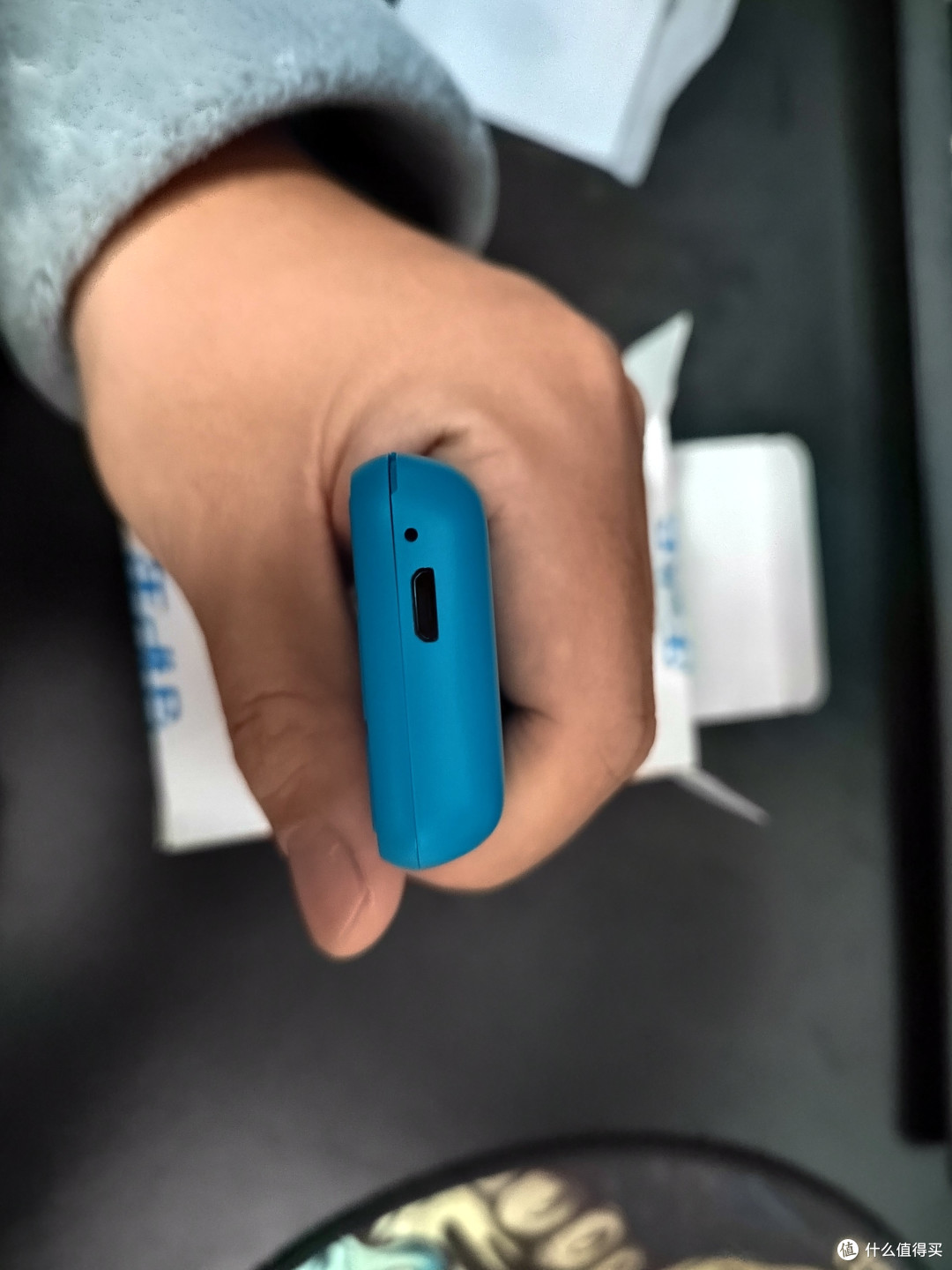 底部是充电接口。