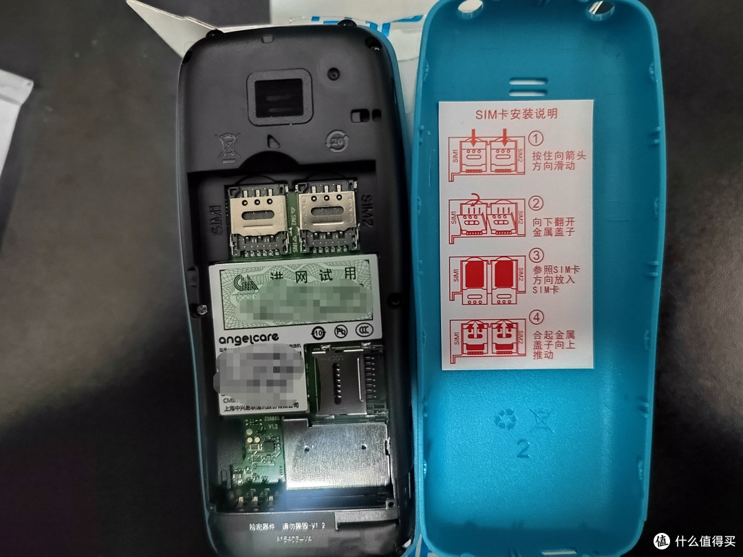 打开后盖，支持双sim卡加tf卡，十分高端。