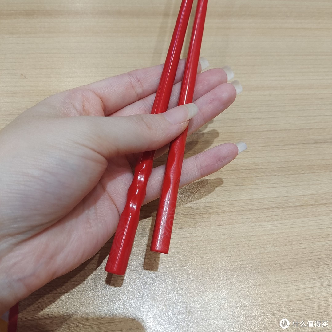 这双红筷子用起来太顺手了