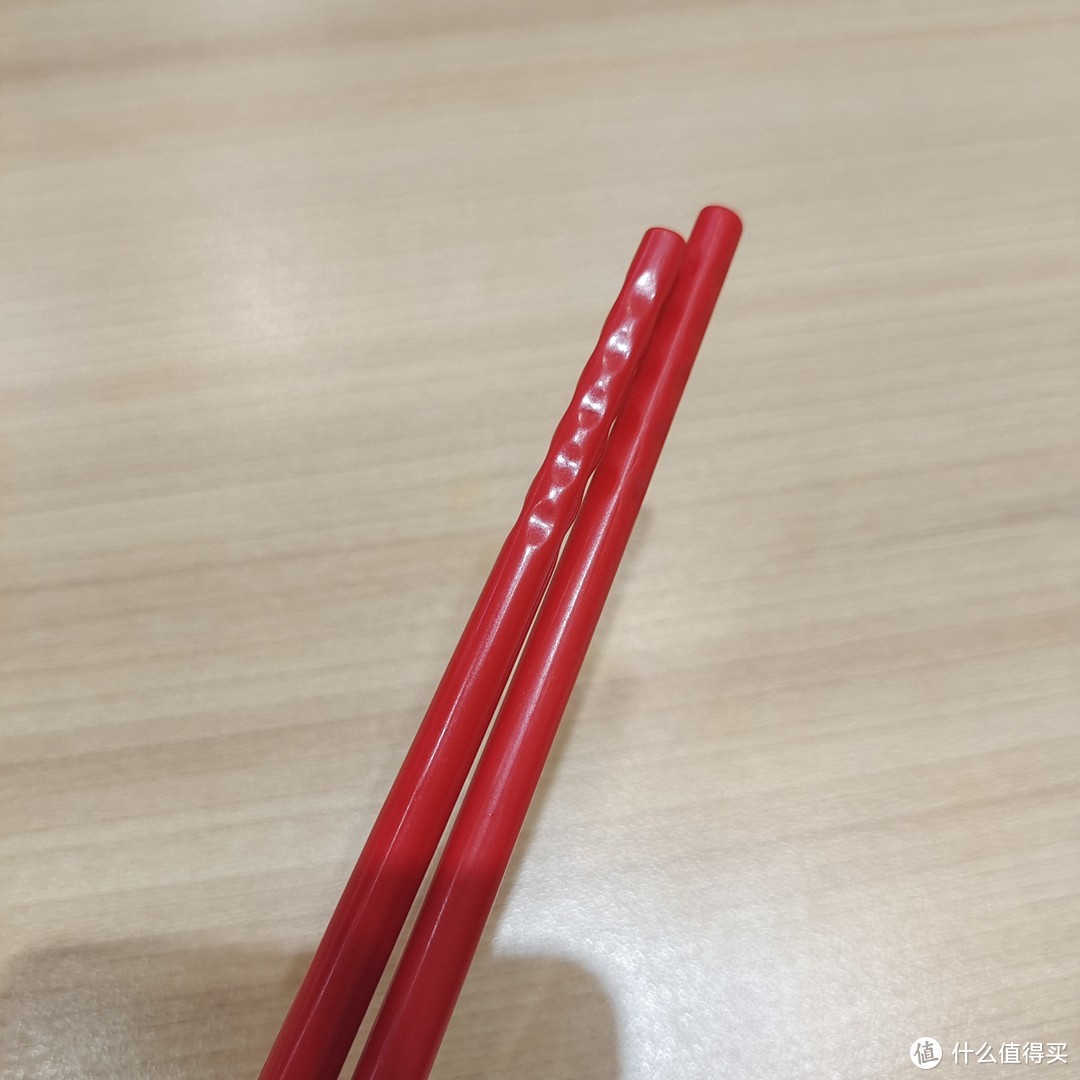 这双红筷子用起来太顺手了