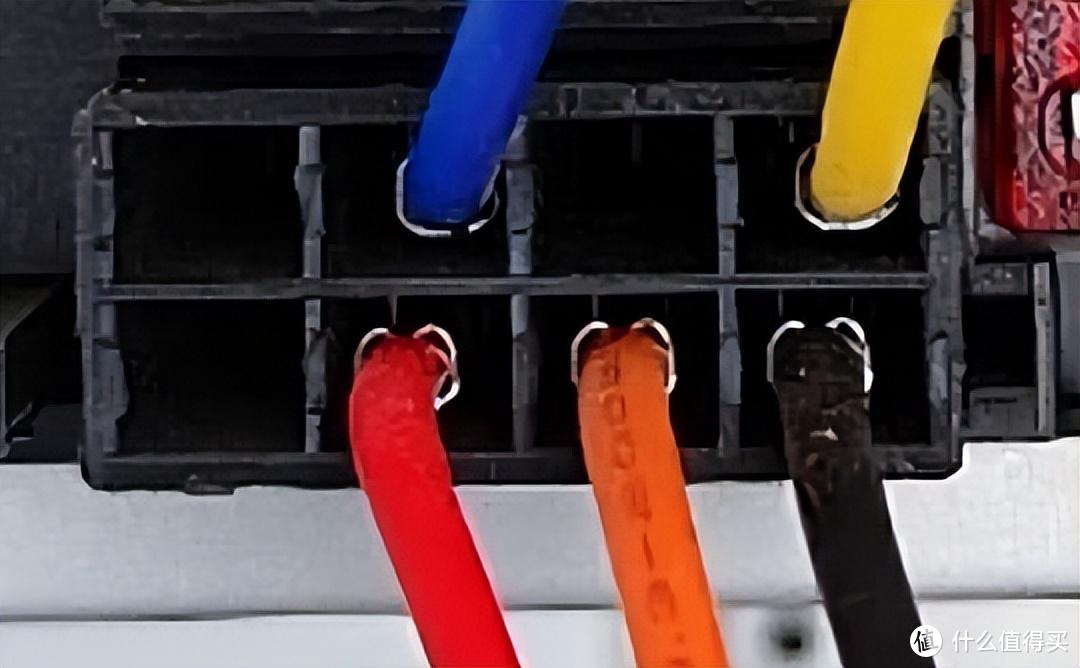 电源接线：蓝色、红色、橙色统一接到正极，黄色为正极，黑色为负极。