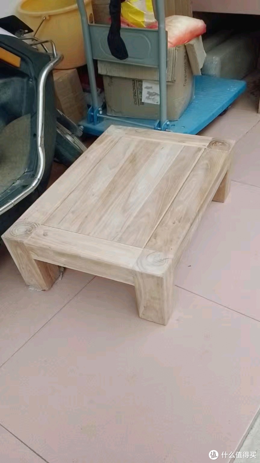 炕上摆摆的实木小桌子。