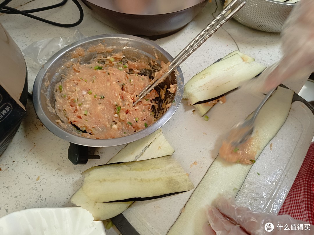 情人节，请对象吃好吃的：咸香酥脆，柔嫩多汁的茄子片片卷肉。