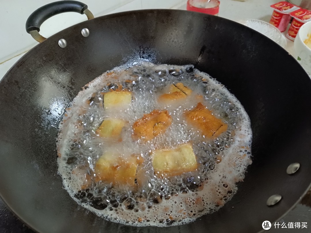 情人节，请对象吃好吃的：咸香酥脆，柔嫩多汁的茄子片片卷肉。