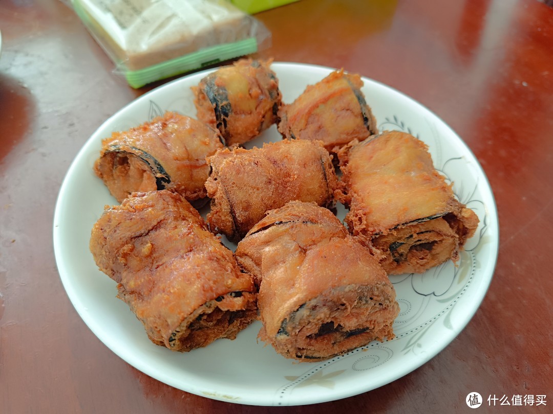 情人节，请对象吃好吃的：咸香酥脆，柔嫩多汁的茄子片片卷肉。