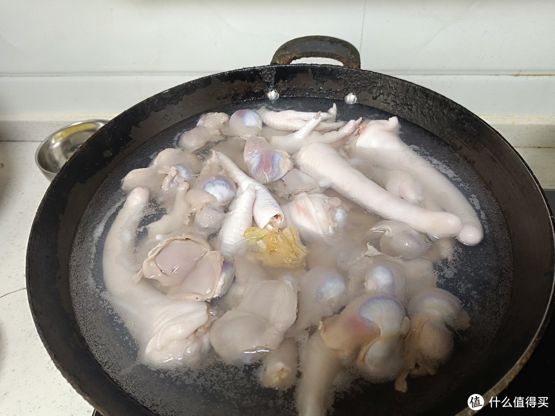 开个大卤锅，鸡爪、鸡胗、猪尾巴，一锅全部卤下。
