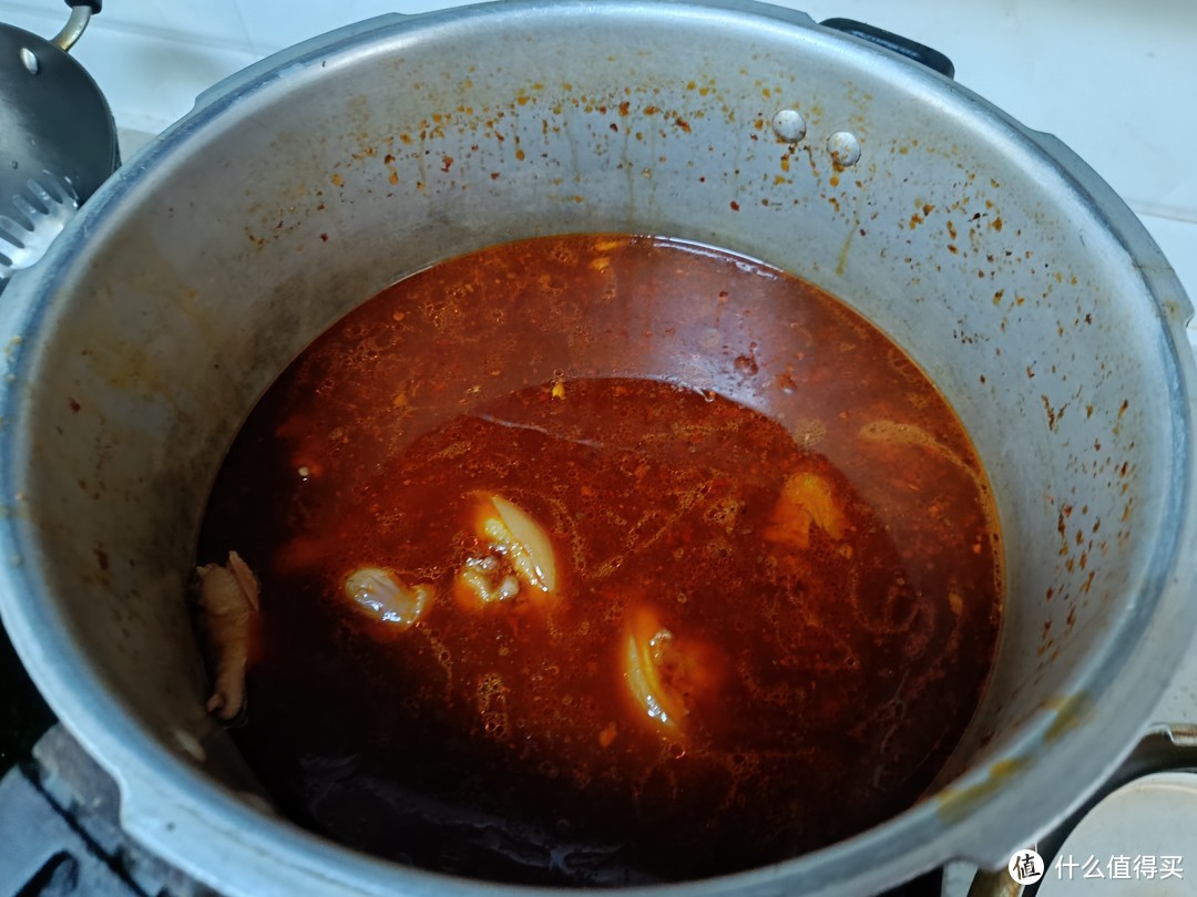 开个大卤锅，鸡爪、鸡胗、猪尾巴，一锅全部卤下。
