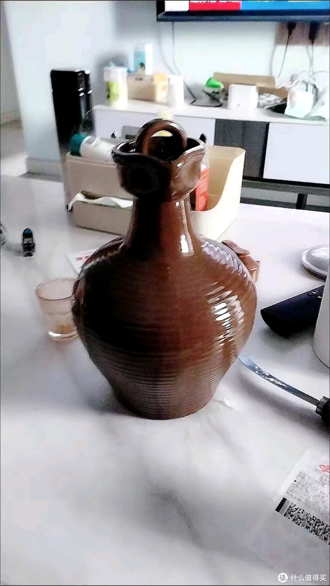 复古的，陶制小酒壶。