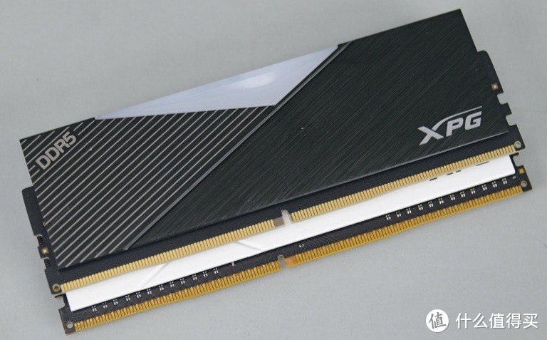 DDR5的金手指设计和DDR4有「一点点」不同，最终造成了两者之间是无法兼容的。