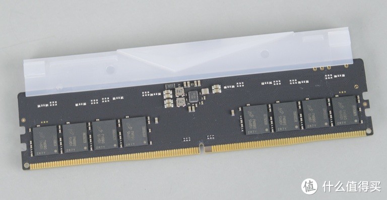 撬开金属外壳后，Lancer DDR5采单面8颗粒配置，每颗颗粒的容量为2GB。