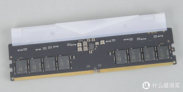 记忆体中央设置PMIC电源管理芯片。