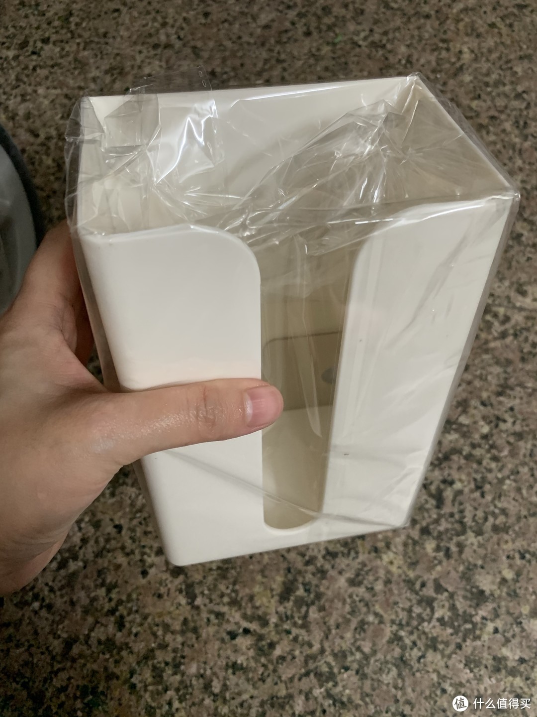 悬挂式纸巾盒，放在卫生间里。