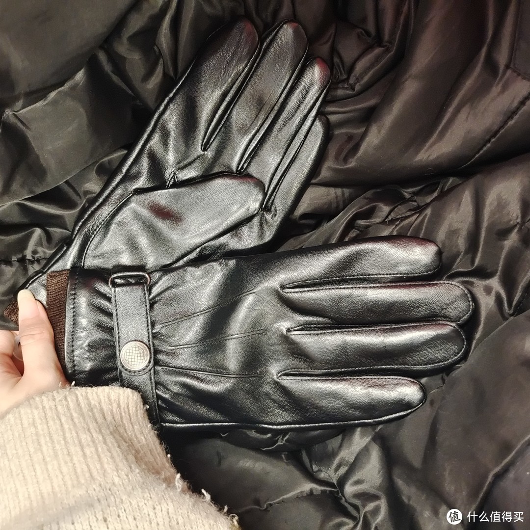 冬季一定要拥有一双黑皮手套，超级保暖抗风。