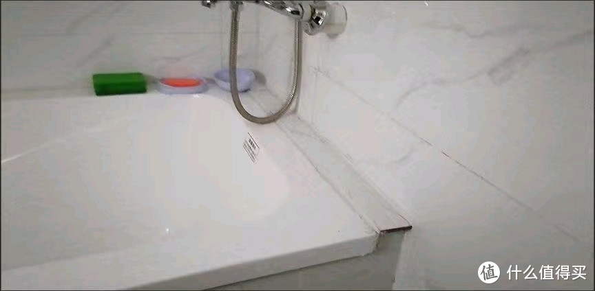 亚克力聚酯纤维制成的大浴缸