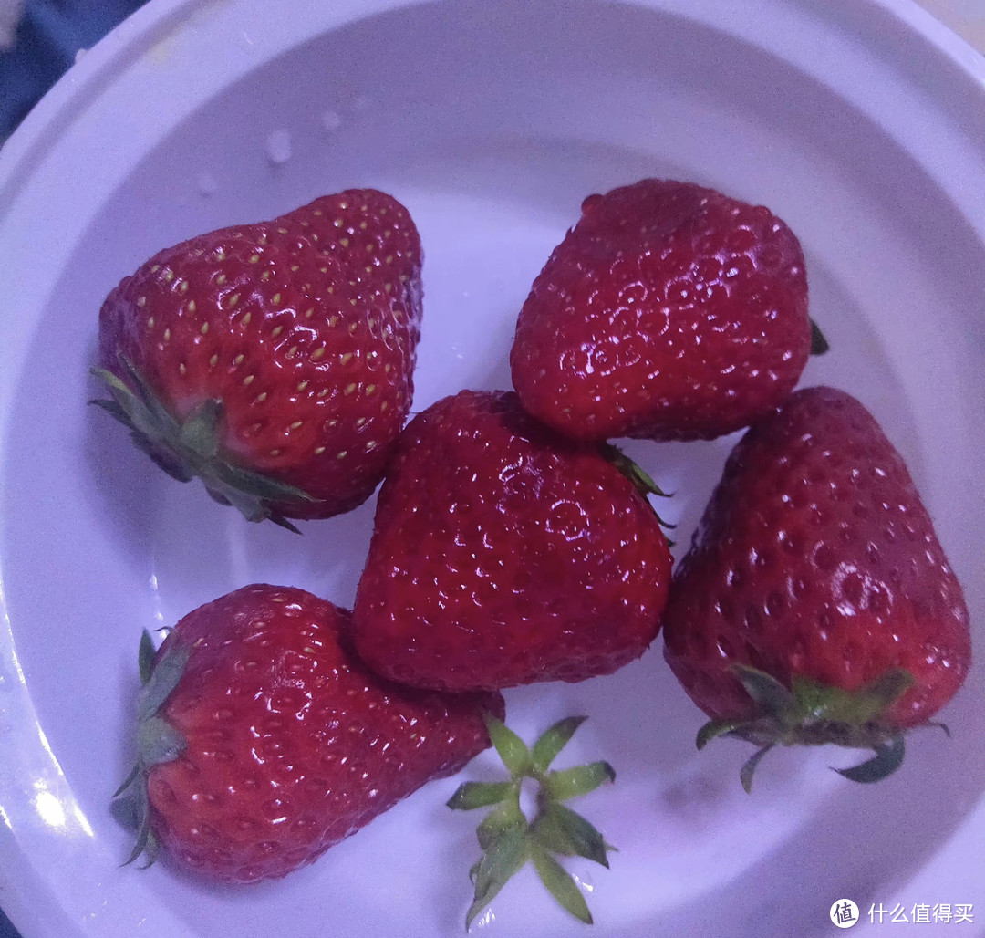 谁能拒绝这么大颗的大草莓🍓～