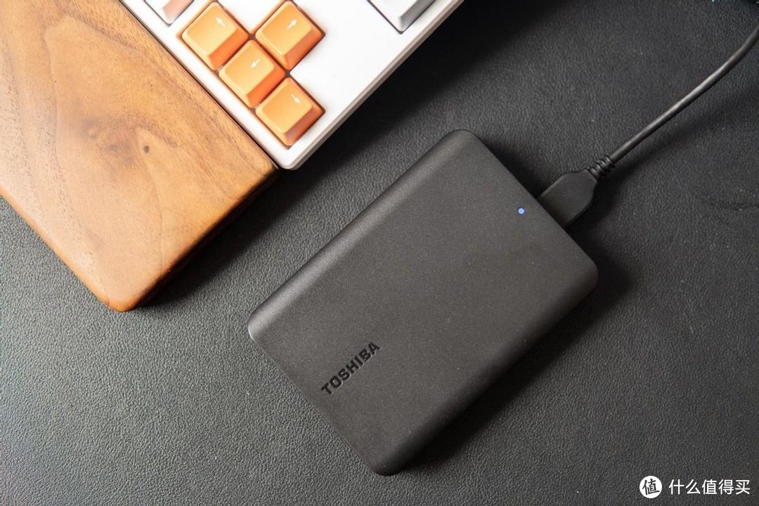 轻巧便携超大容量，USB 3.2高速传输，东芝新小黑A5移动硬盘，数据存储好帮手