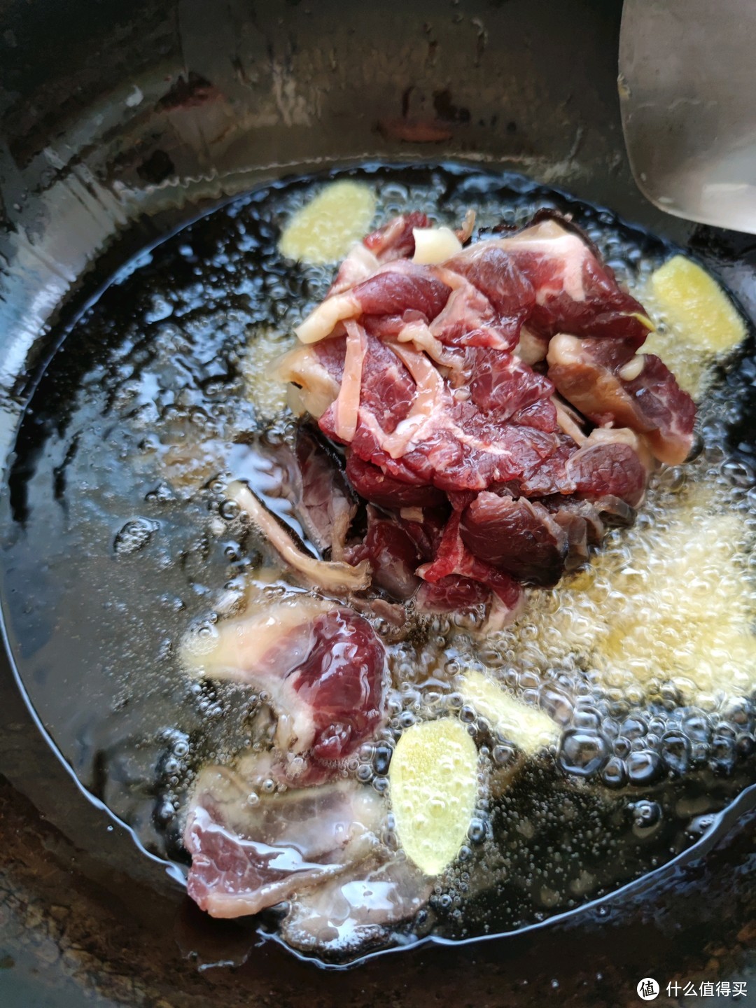 这能算个硬菜了吧，油淋牛肉干巴，麻辣鲜香，介于炒鲜牛肉和风干牛肉之间的口感！