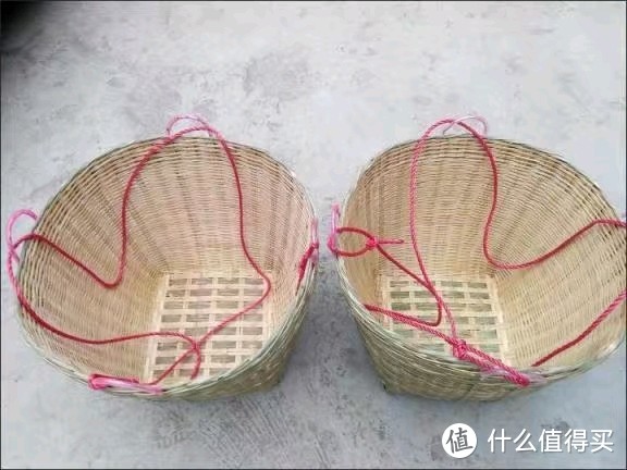 可以用扁担挑的竹子箩筐。