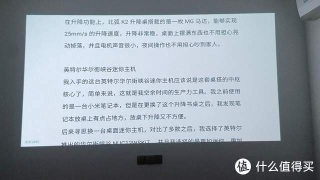 小巧机身设计，3000流明光源亮度，AOC Y1轻松投放百寸大屏