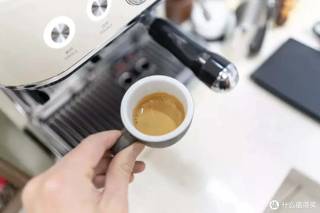 用宜盾普EOS家用意式半自动咖啡机，打造一个舒适温馨的家庭咖啡角